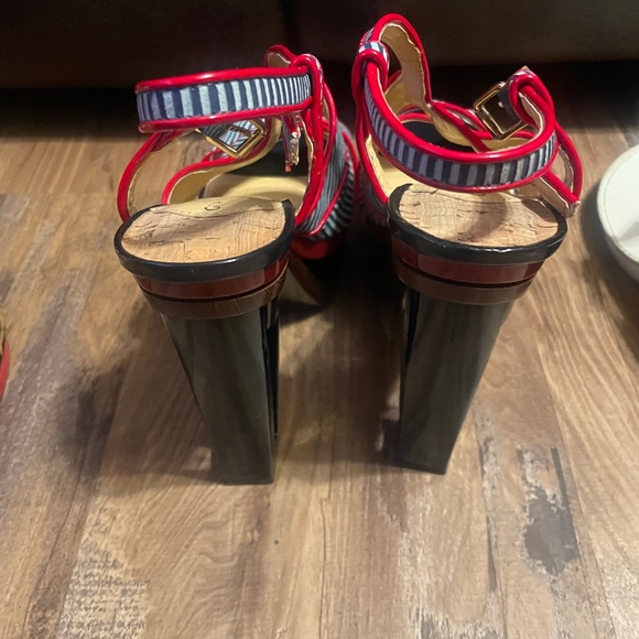 Platform Heela - Picture 1 of 3